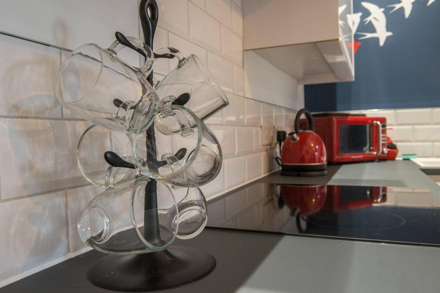 Apartment By The Bay - Mins To & Beaches Wparking *