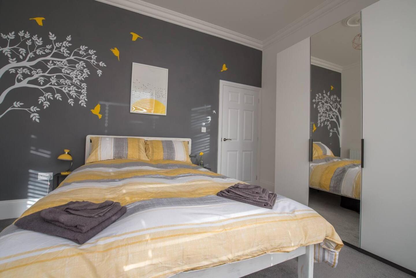 Apartment By The Bay - Mins To & Beaches Wparking