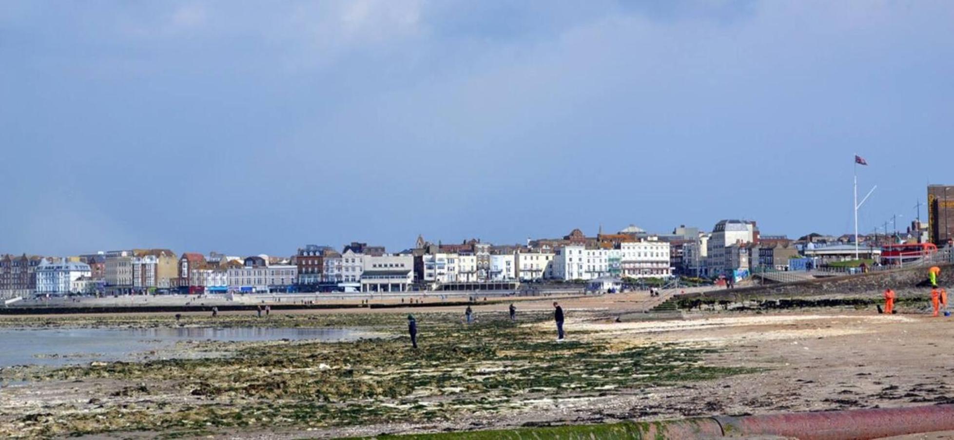 By The Bay - Mins To & Beaches Wparking Apartment