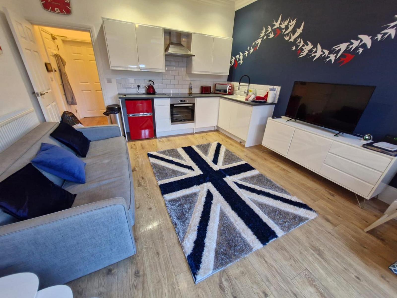 By The Bay - Mins To & Beaches Wparking Apartment